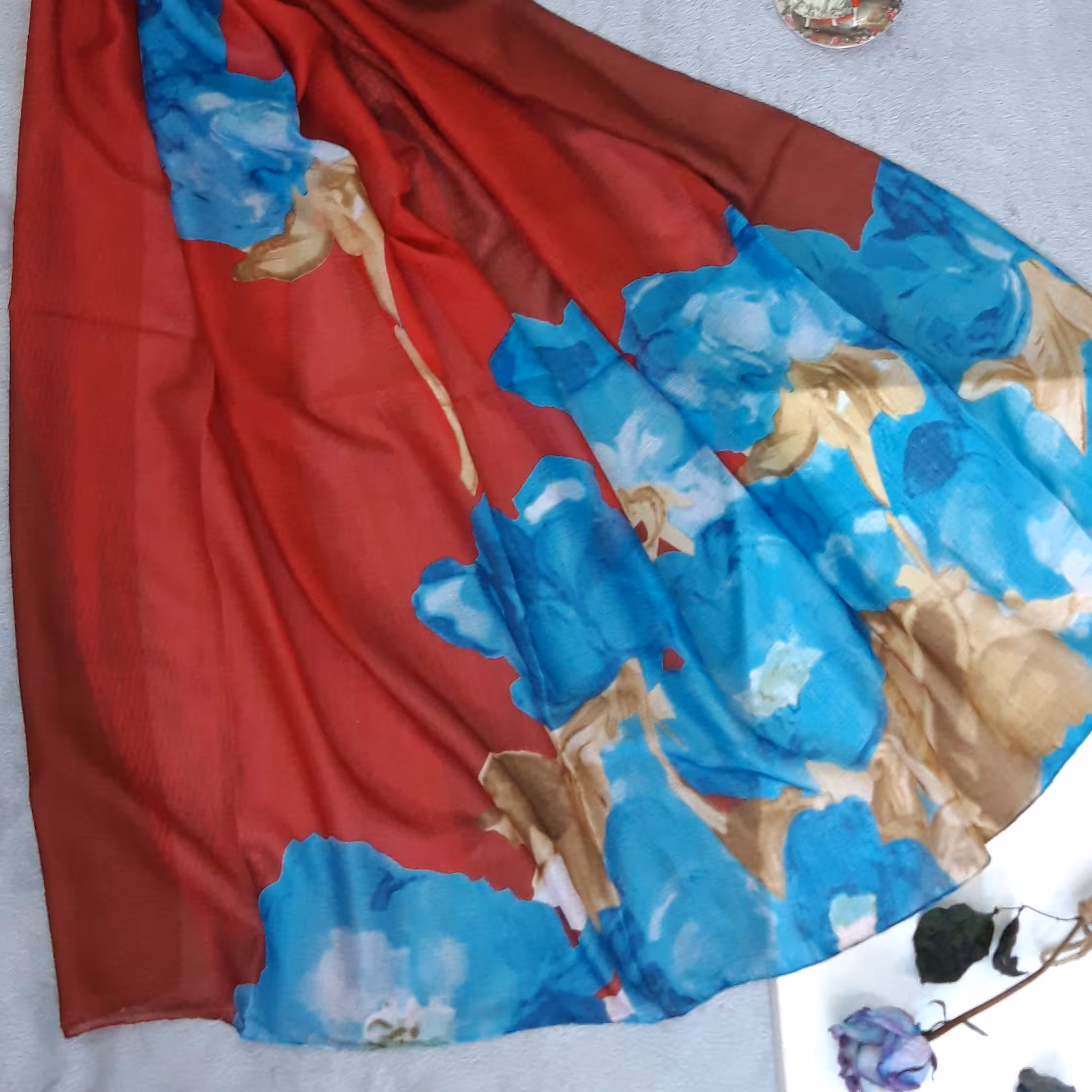 شال سیلک فوق العاده قواره دار  بسیار خوش رنگ و لعاب حالت مجلسی داره و کمی تا اندکی سُر هست