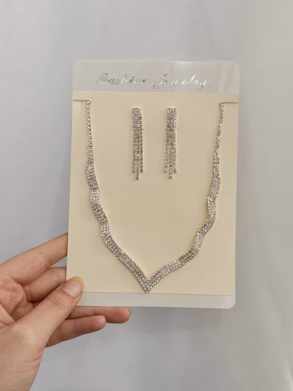 نیمست تمام نگین