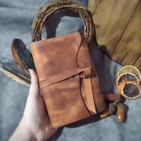 دفتر چرمی بندی، چرم گاوی افکتی کریزی رنگ فندقی، 19 در 14 ، صد برگ کاغذ نخودی رنگ