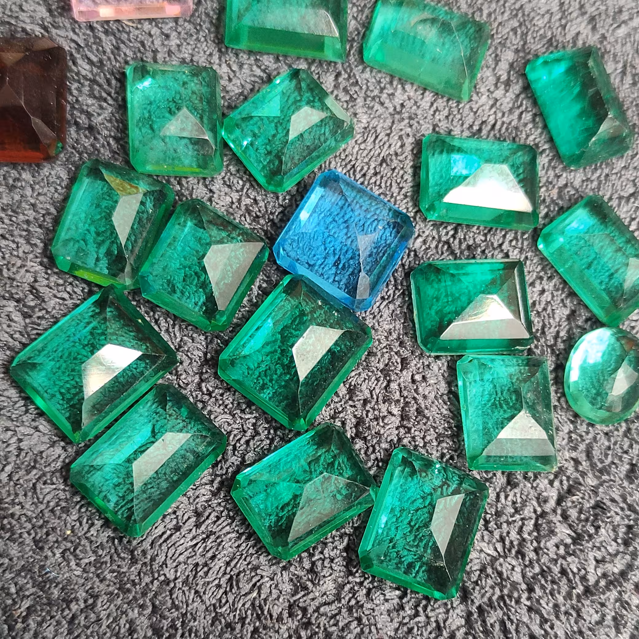 سنگ توپاز سینیتیک مناسب برای نگین  انگشتر و گردنبند بسیار درخشنده 