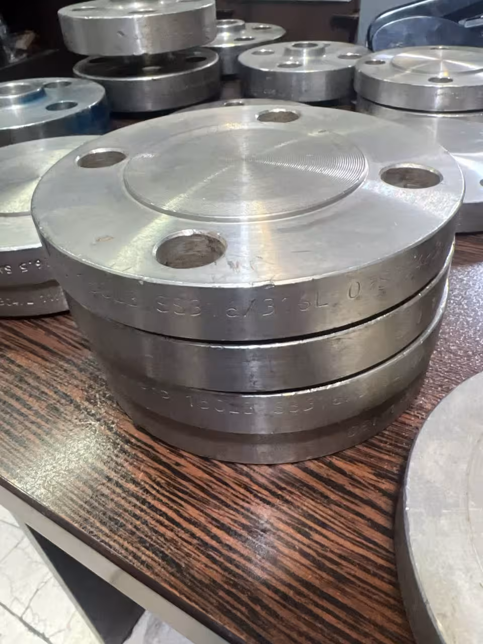 فلنج کوراستنلس استیل فورج RF  1 1/2  کلاس 150 5.B16 جنس SA/A182 F316/316L فابریک