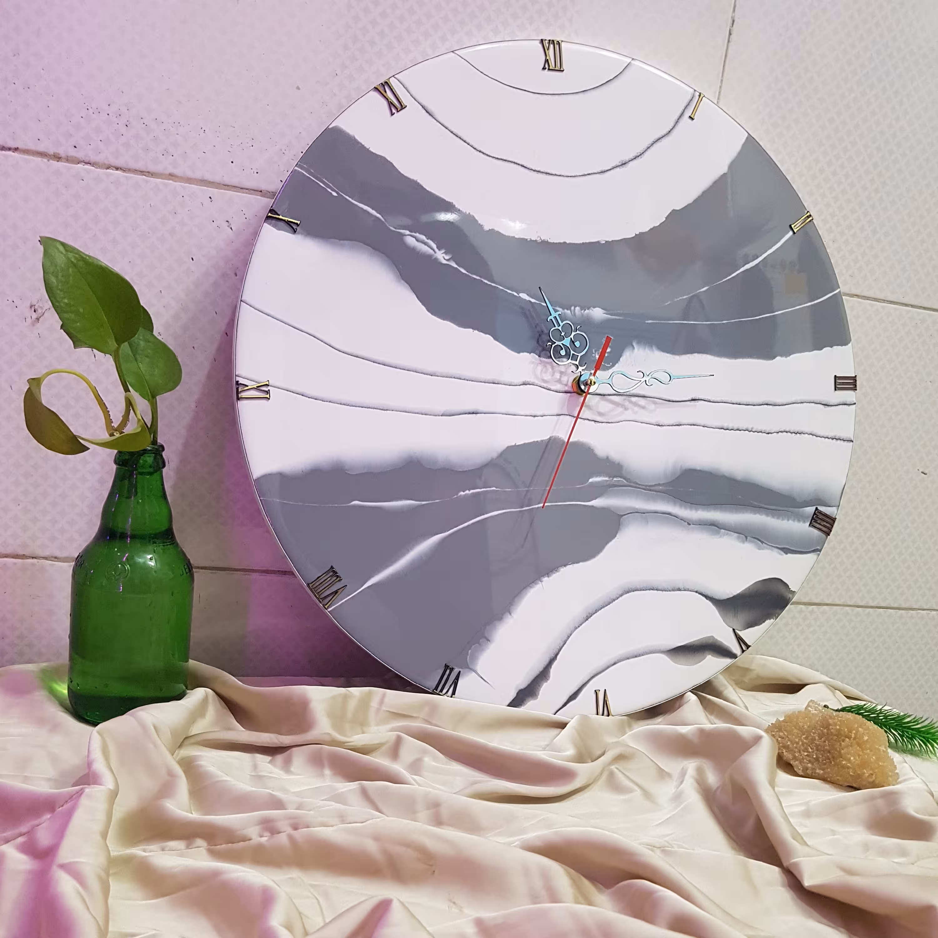 ساعت رزینی کلاسیک بسیار جذاب