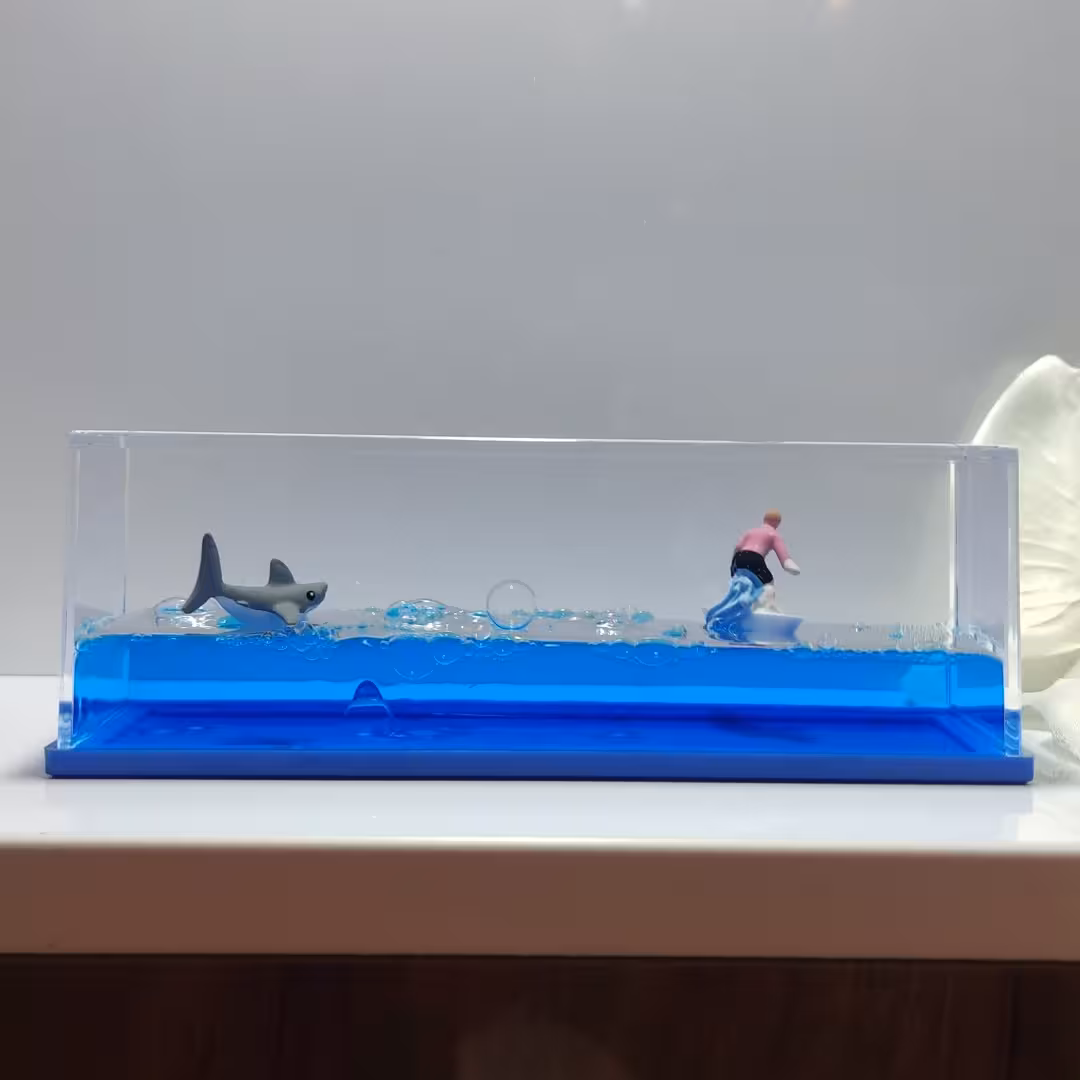 دکوری غرق نشدنی طرح مرد موج سوار و کوسه