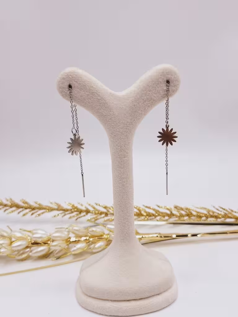 گوشواره بخیه ای طرح گل نقره ای