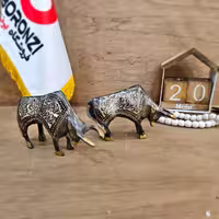 مجسمه گاو برنزی سیاه قلم دو عددی