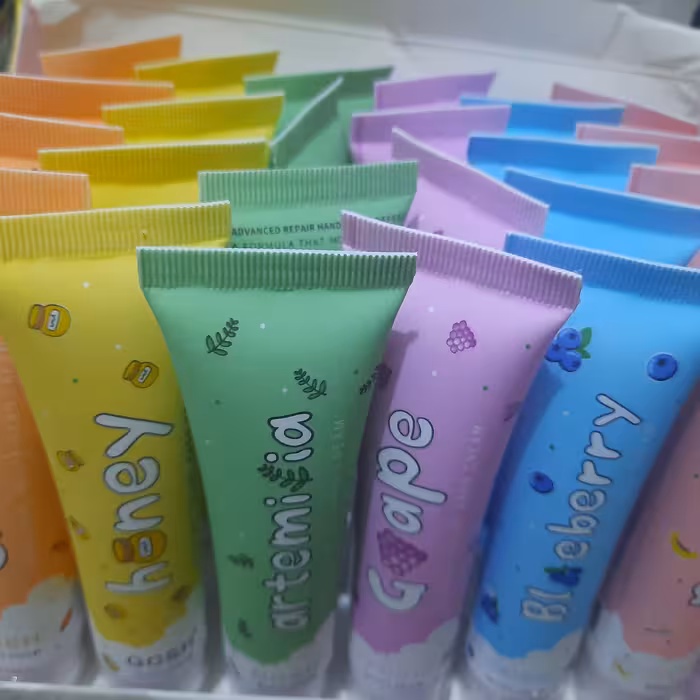 کرم مرطوب کننده و ابرسان دست میوه  ای رنگی 