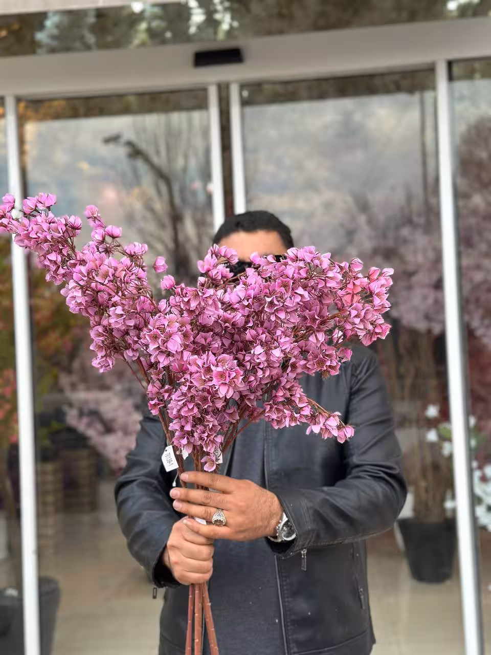 شاخه شکوفه خارادر غنچه یاسی