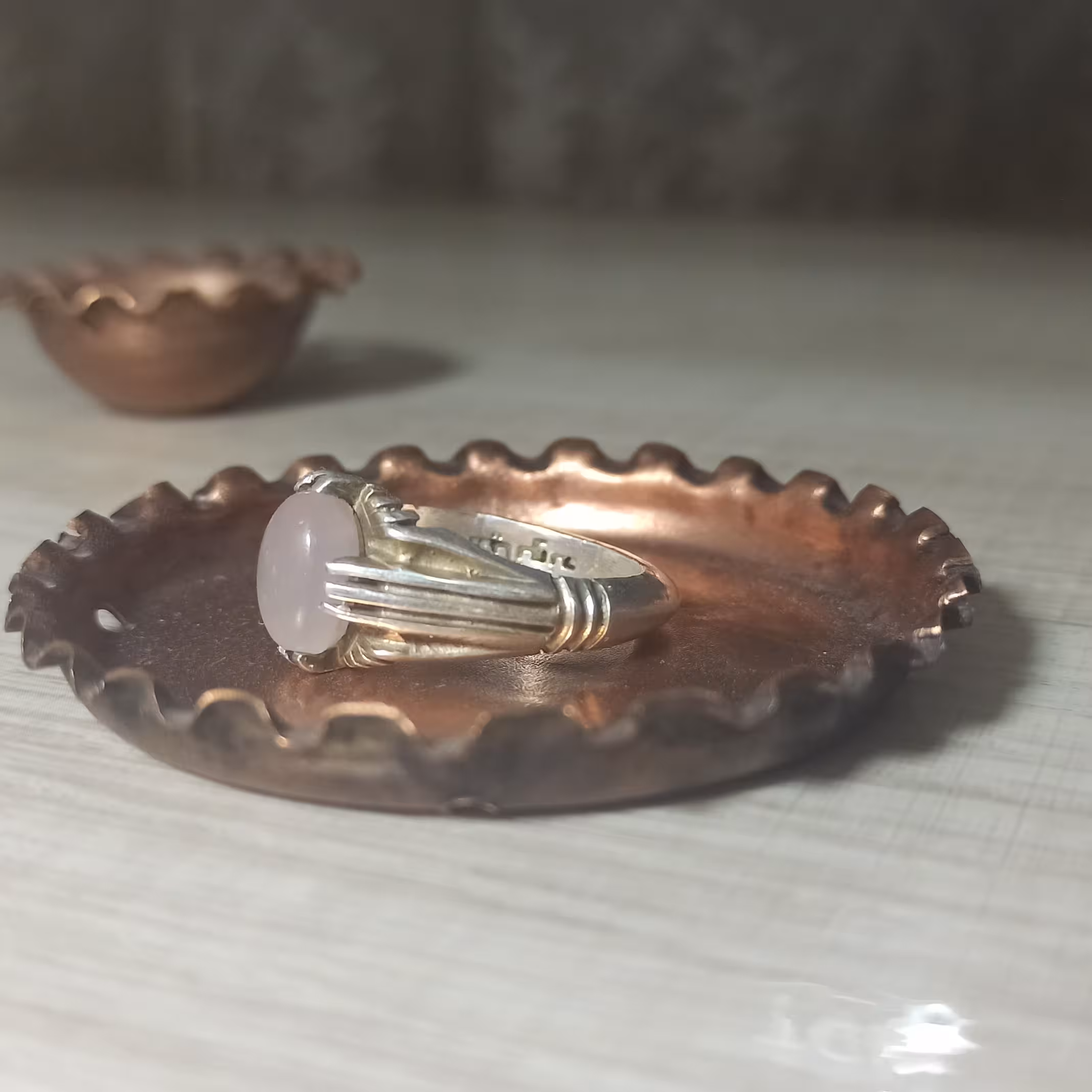 انگشتر نقره مردانه دست ساز با سنگ عقیق سوسنی کاملا معدنی 