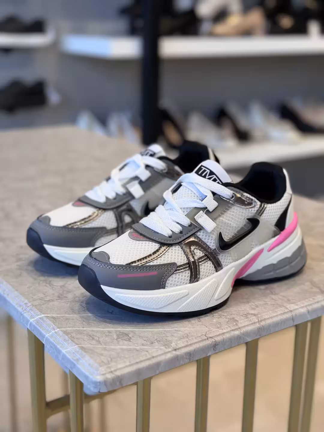 کتونی وارداتی نایک V2K رنگ سفید طوسی سایز 38