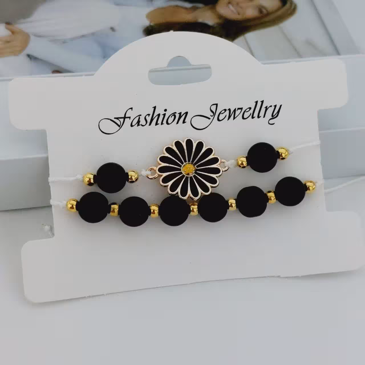 دستبند بابونه کد11558.بند فری سایز و قابل تنظیم
