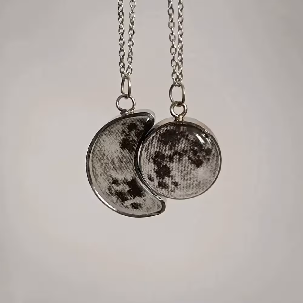 گردنبند ست ماه رزینی شب تاب