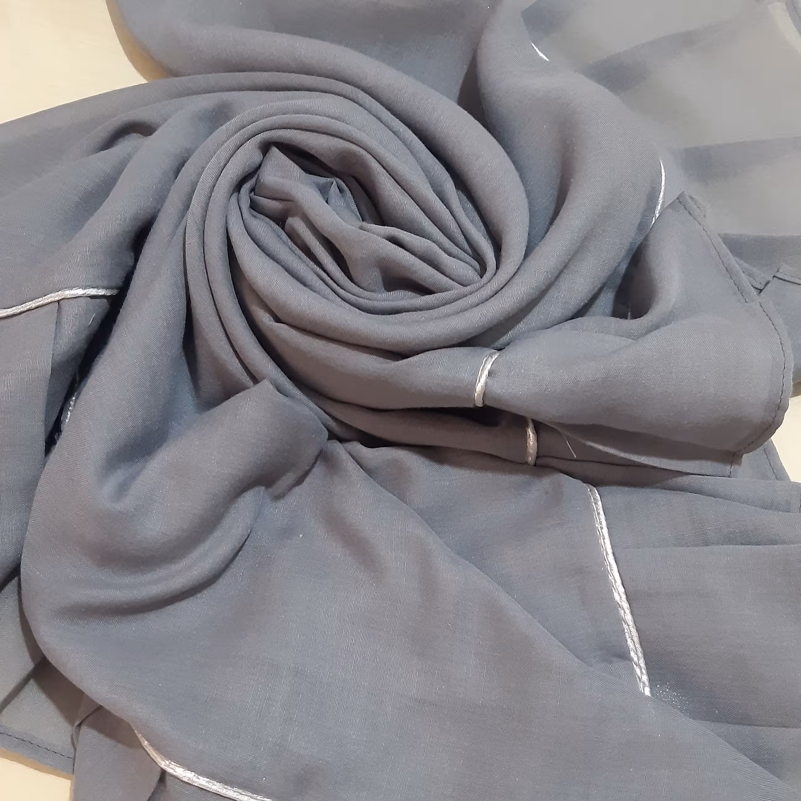 روسری طوسی دورچین