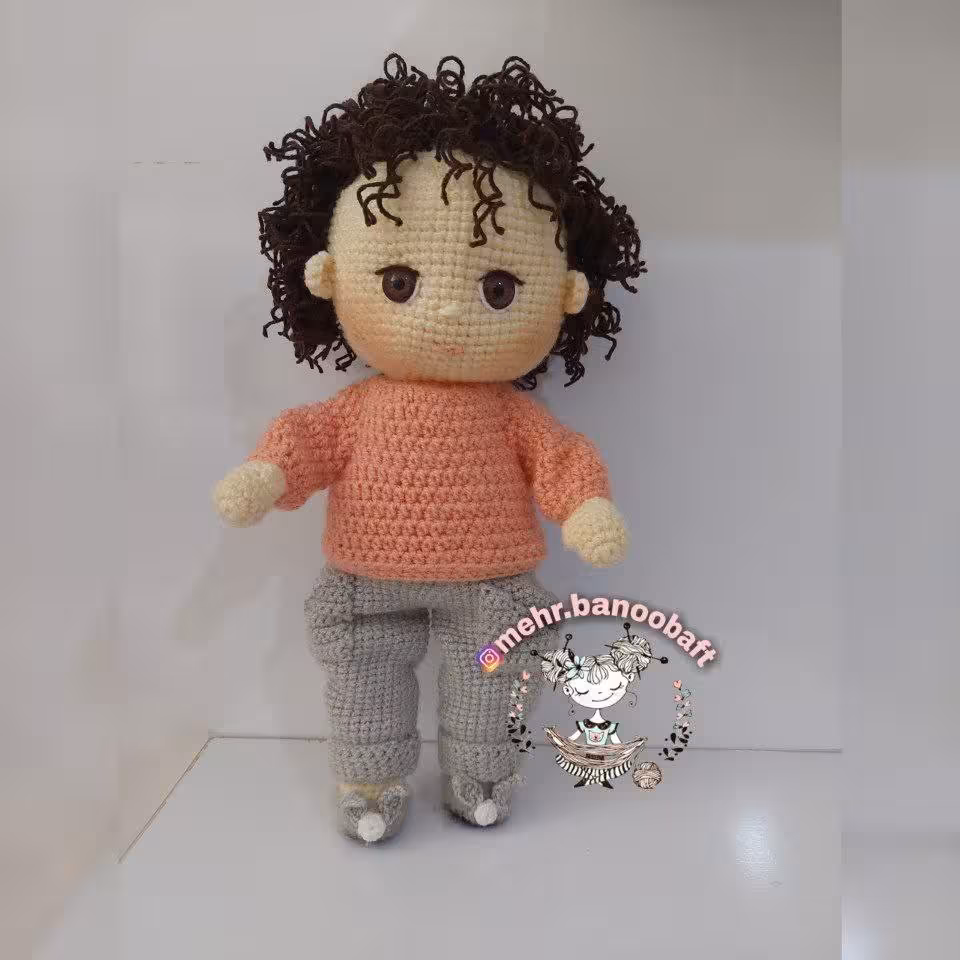 عروسک بافتنی اقا هری. رنگ  طوسی  .کالباسی.بافته شده با کاموای درجه یک