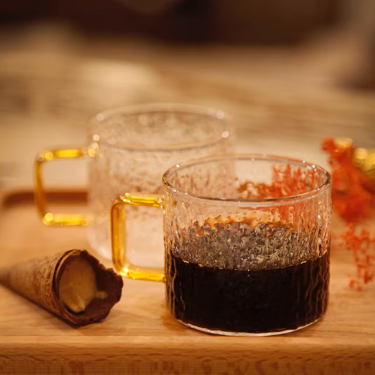 دست فنجان قهوه یخی آسا