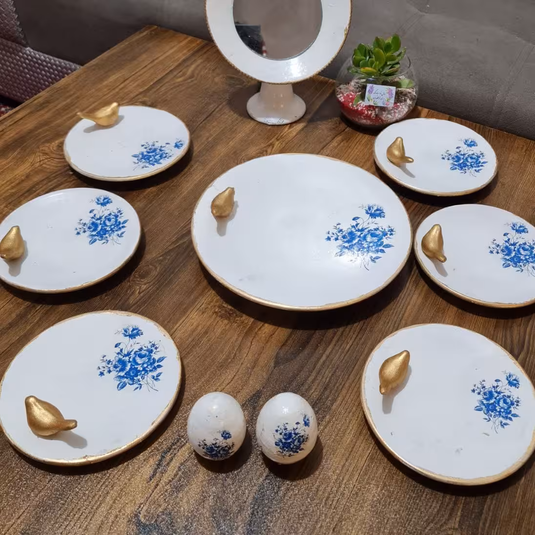 هفت سین سفالی سفید با گل آبی چینی همراه با مرغ آمین طلایی