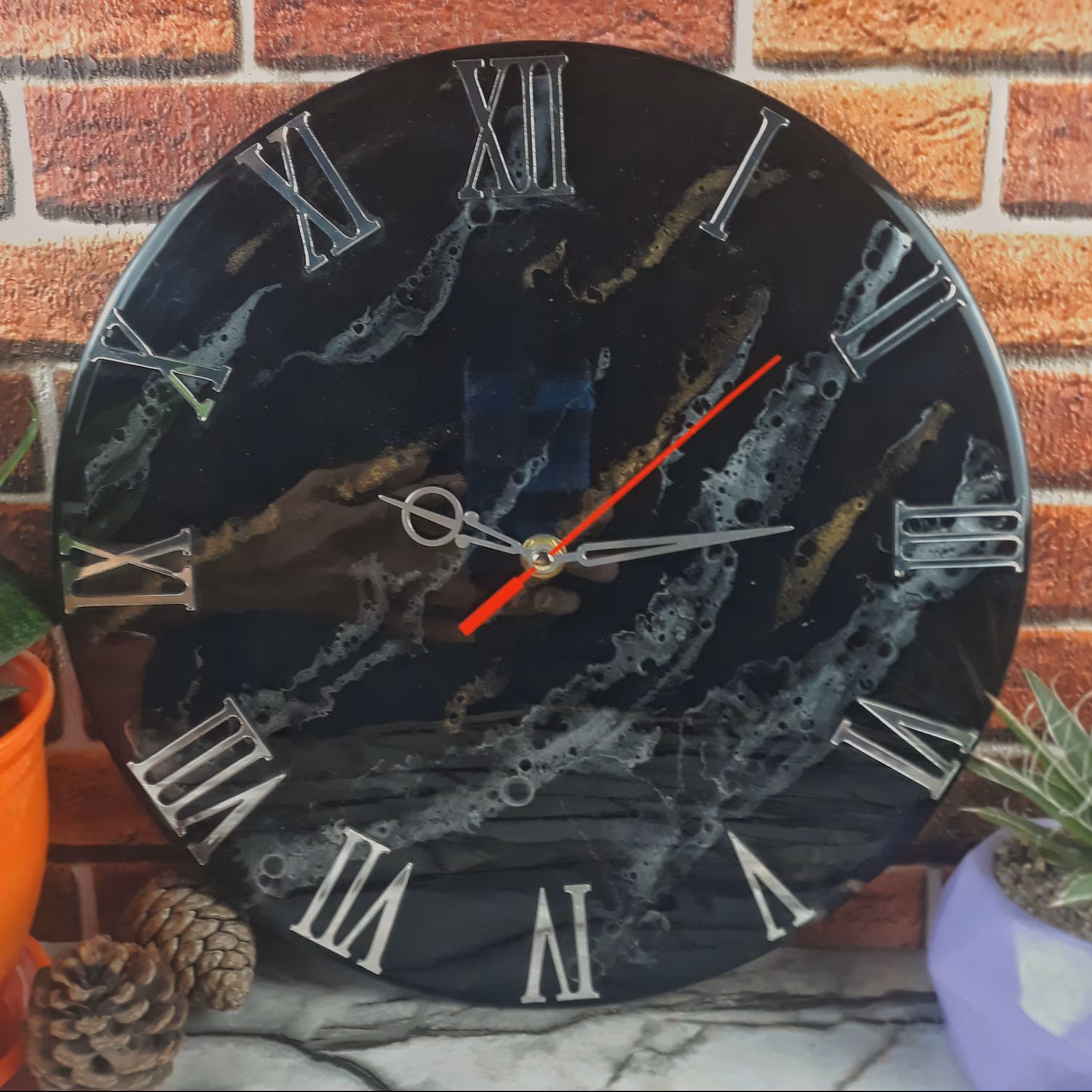 ساعت دیواری رزینی دستساز طرح مرمر سیاه با عدد یونانب و موتور آرام گرد