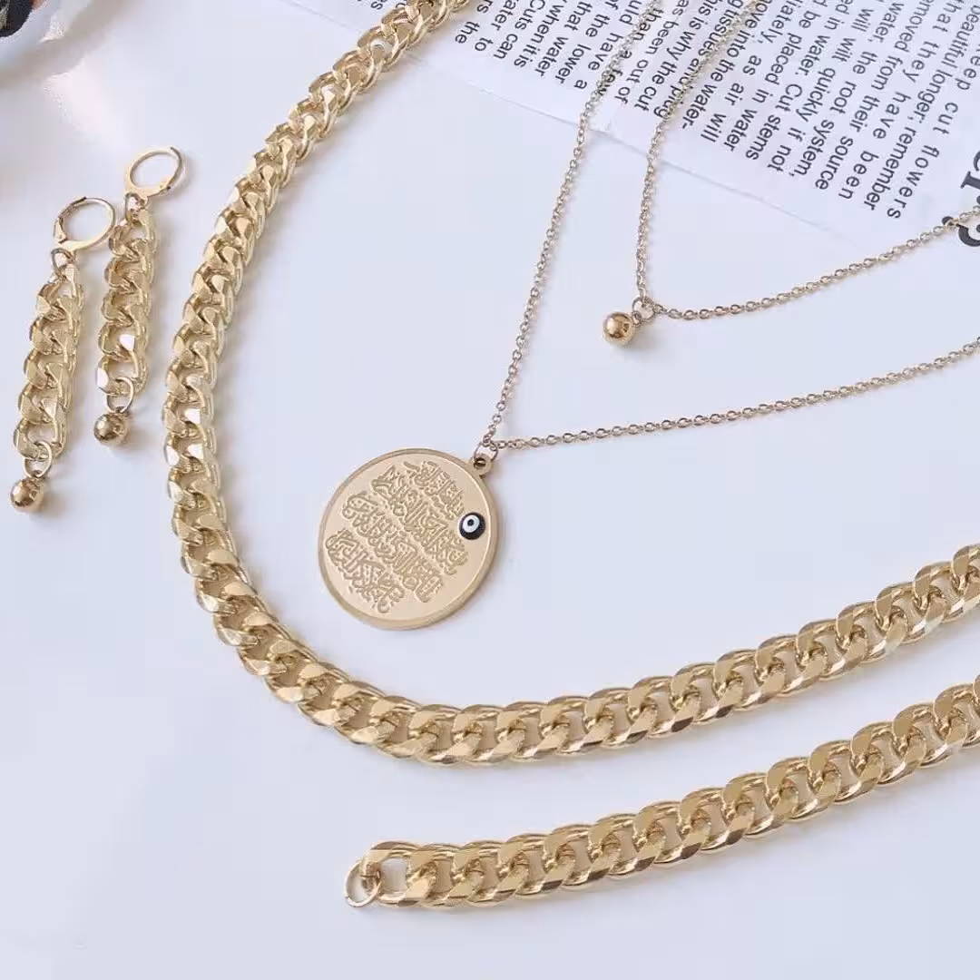 سرویس کارتیر با گردنبند یه لاینه با پلاک و ینکاد و آویز گوی استیل رنگ ثابت 