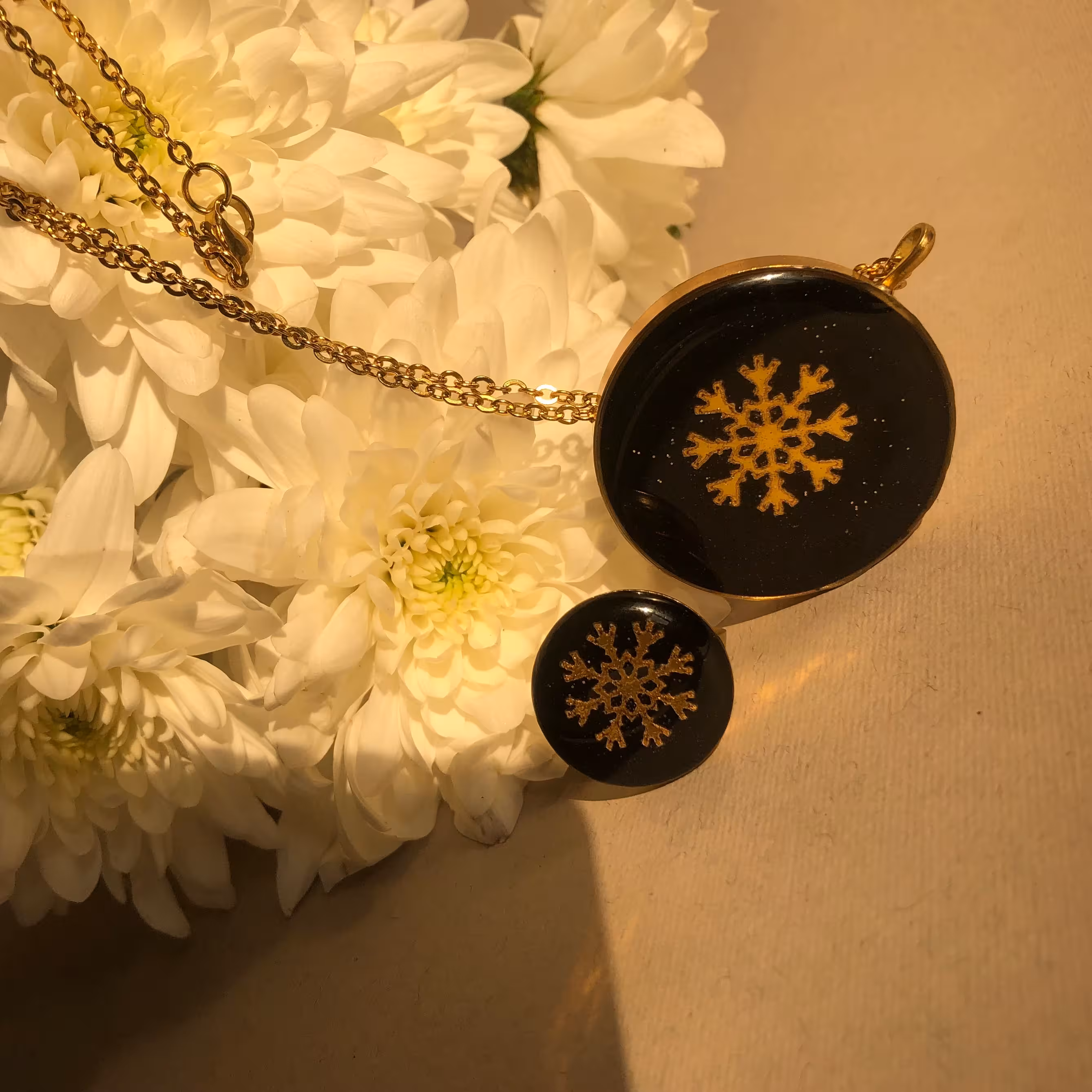 نیم ست گردنبند و انگشتر برفی طلایی، رزینی