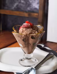 بستنی خوری لاله لب‌طلا