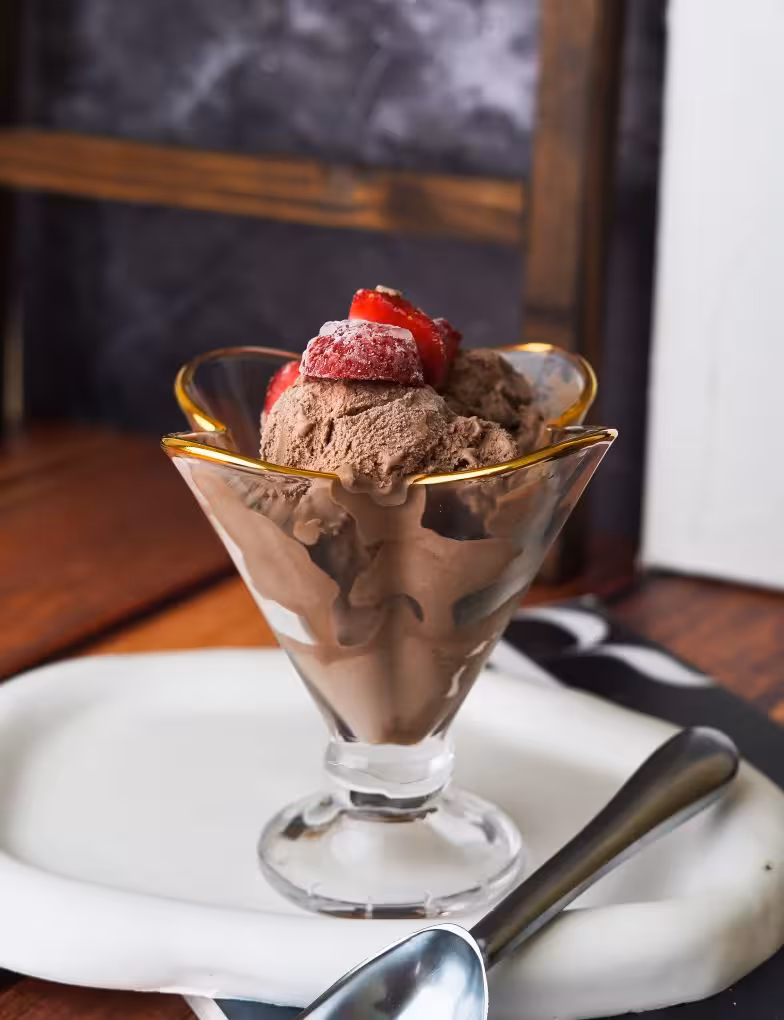 بستنی خوری لاله لب‌طلا