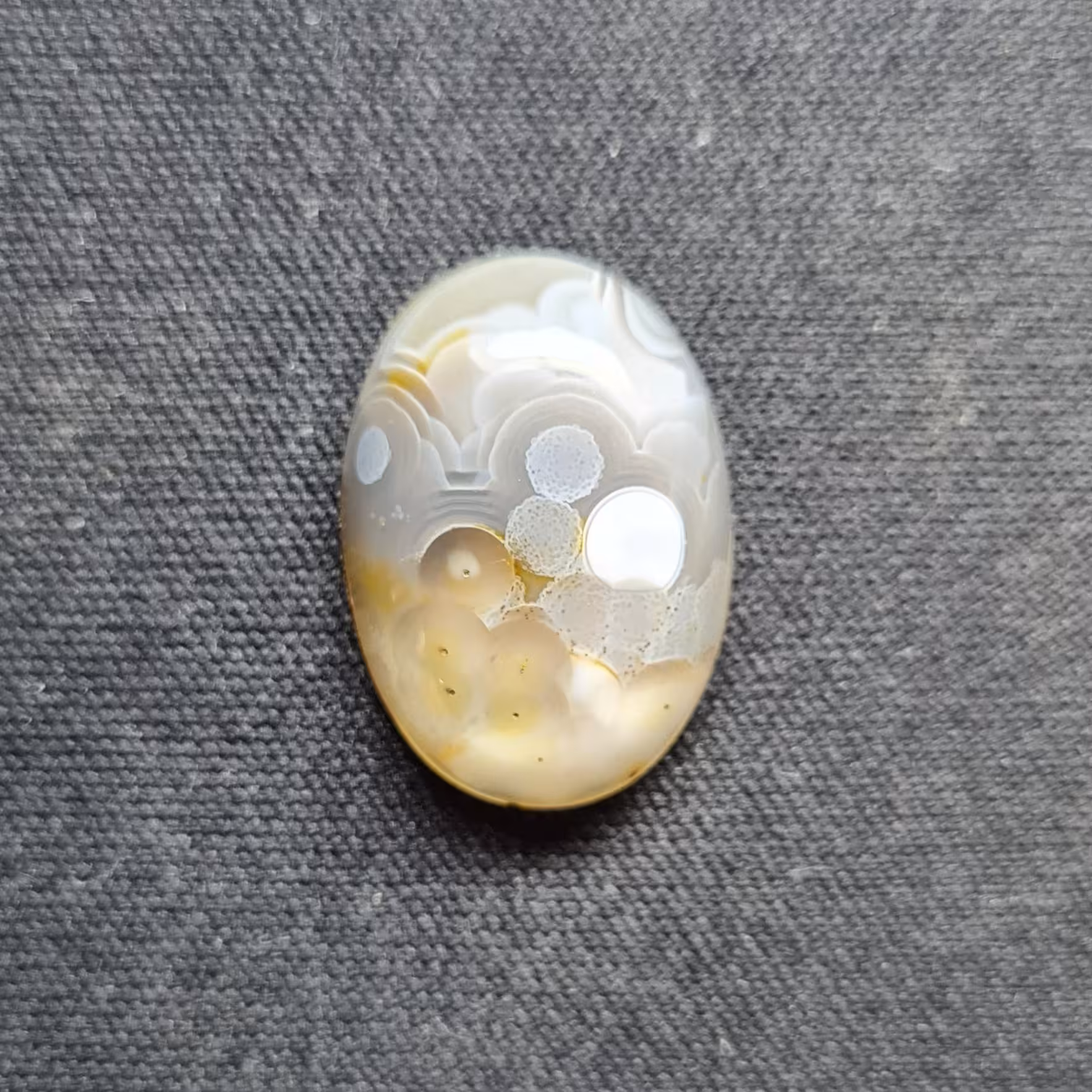 نگین عقیق باباقوری. مشخصات. طول  2 سانتی متر. عرض  1.5 سانتی متر. ارتفاع 0.5 سانتی متر. 
