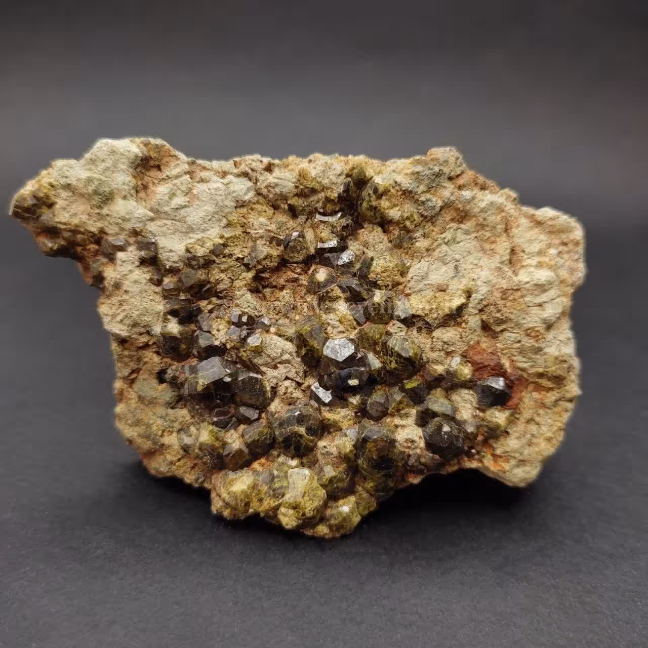 گارنت سبز بر روی بستر (کد11)