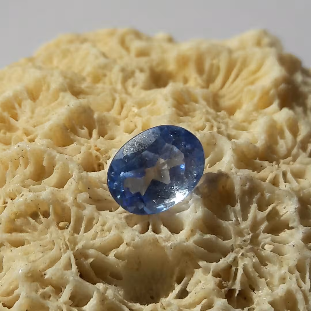 نگین طبیعی توپاز لندن بسیارزیبا