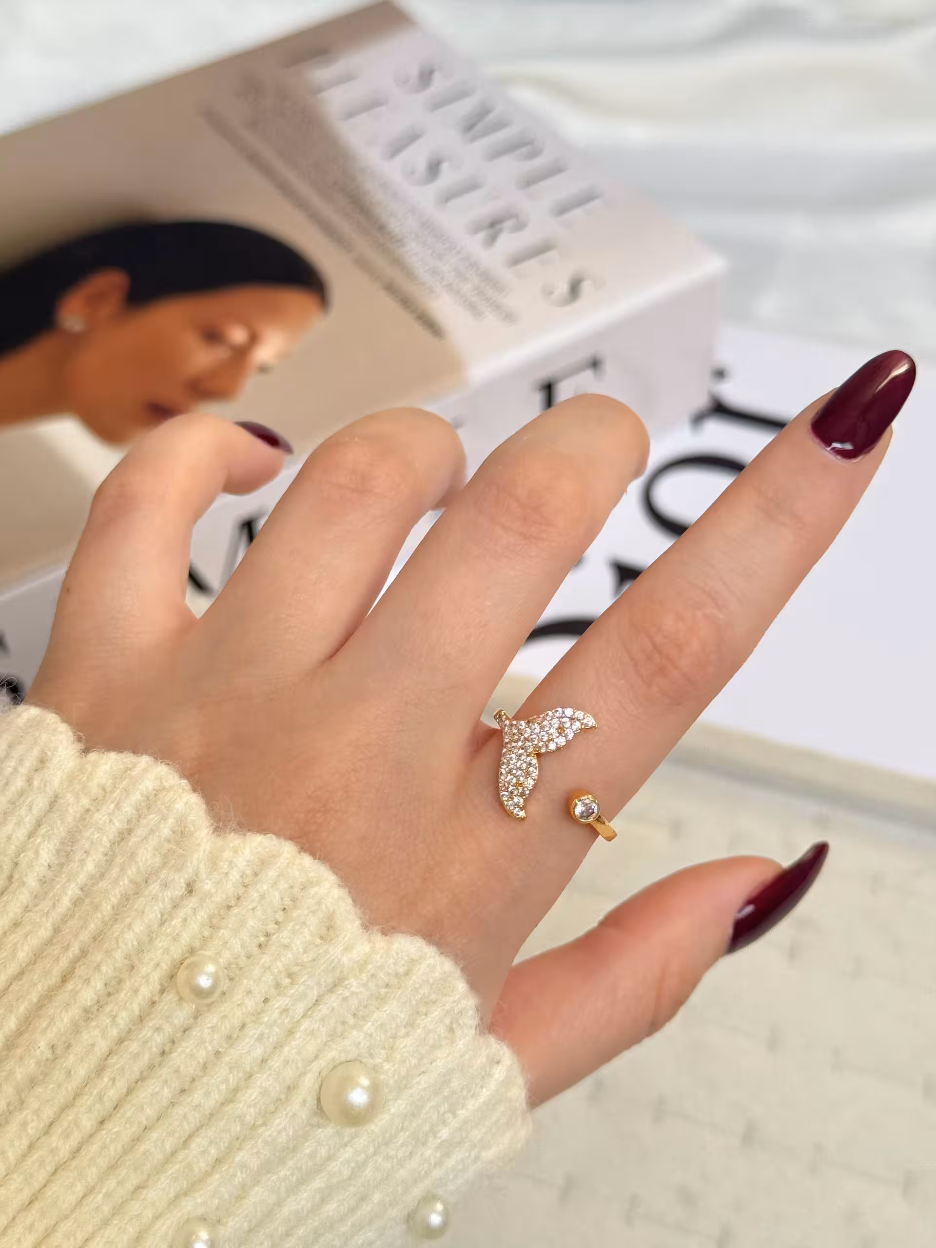 انگشتر دم وال طلایی1400 انگشتر/فری سایز/مناسب هرسایز انگشتی/از پشت قابلیت بازوبسته شدن دارد/جنس ابکاری رادیوم/نگین مخراج کاری/ضدحساسیت/هرگونه بدلیجات از موادشوینده عطر ادکلن استخر عرق اسیدی دور باشند