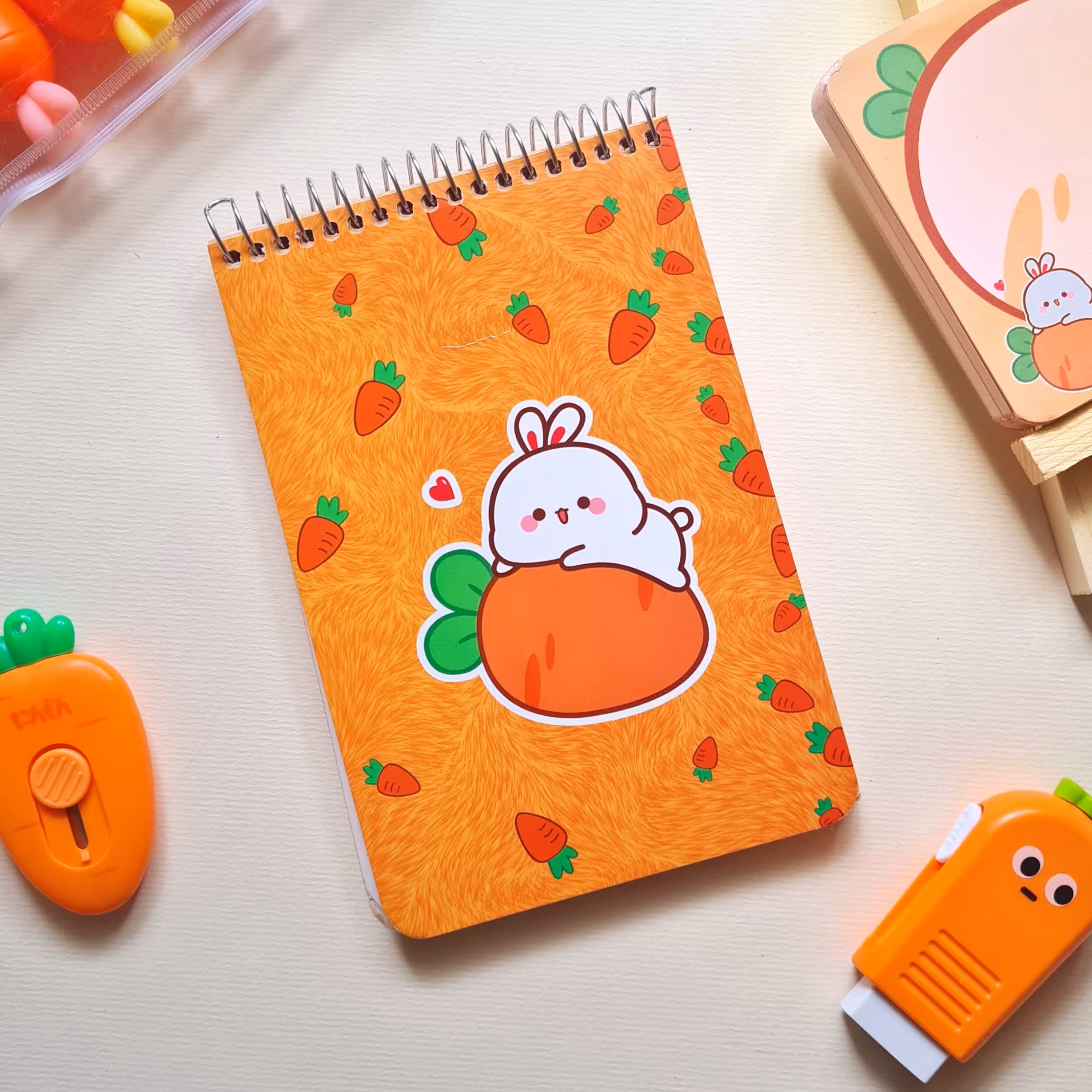 دفترچه یادداشت فانتزی سیمی طرح خرگوش و هویج از  برند باکیفیت و ایرانی سویل