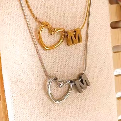 گردنبند زنانه مردانه مدل قلب دفرمه با حروف برجسته رنگ نقره ای کد424 گردنبند قلب حروف سه بعدی