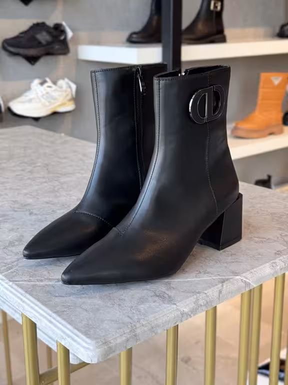 نیم بوت نوک تیز پاشنه 6سانت کدn5-111 رنگ مشکی سایز 41