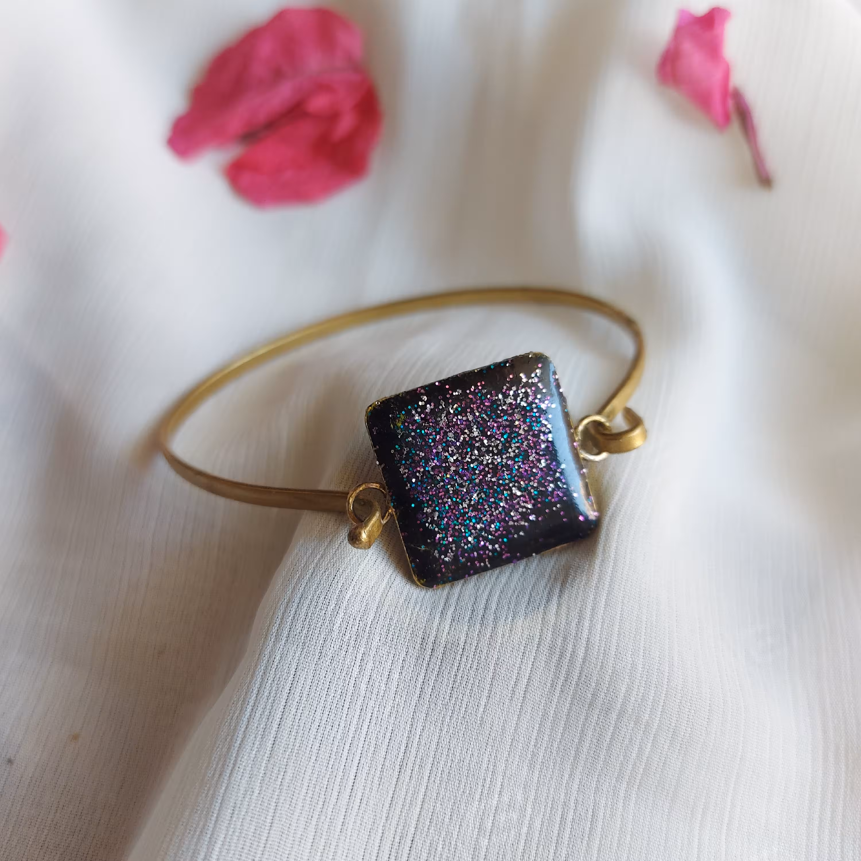 دستبند طلایی رنگ ثابت رزینی اکلیلی