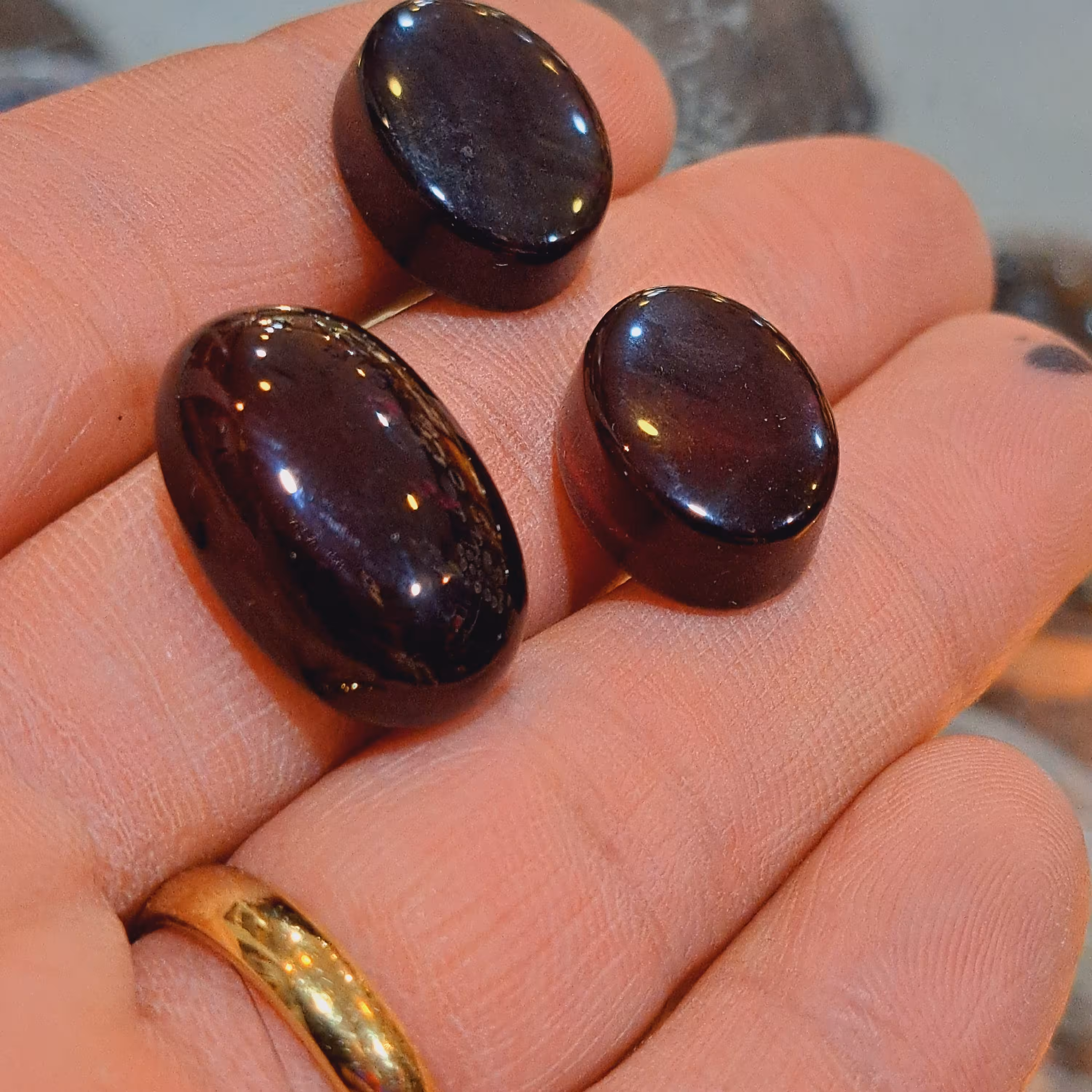 نگین عقیق سرخ اصل یمانیئ نگین عقیق شفت یمانیئ نگین عقیق قرمز یمانیئ انگشتر عقیق یمانیئ عقیق رگه دار نگین شفت العبد یمانئ