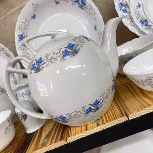 قوری چینی گل آبی و گل صورتی