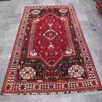 فرش دستباف شيراز طرح لچک و ترنج سایز قالي رنگ زمینه لاكي رنگ حاشیه كرم کد 38418