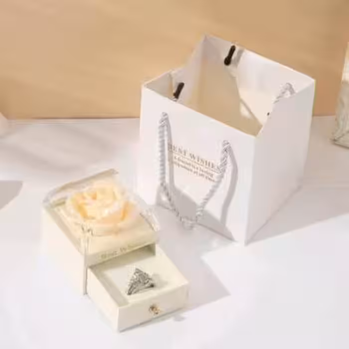 جعبه نیم ستی سفید کشویی رز جاودان با بگ دستی