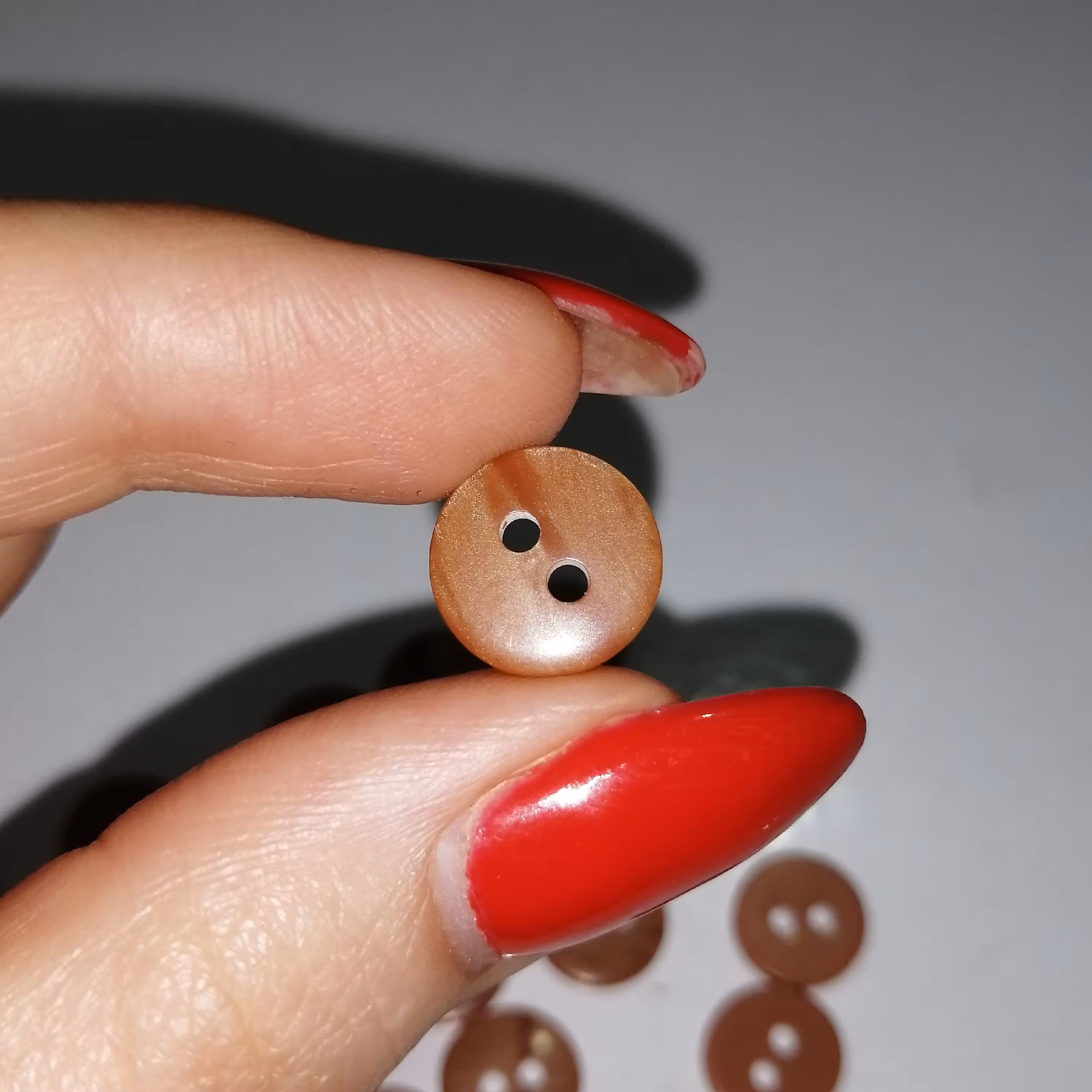 دکمه لباس قهوه ای دایره کوچک بسته 16 عددی 