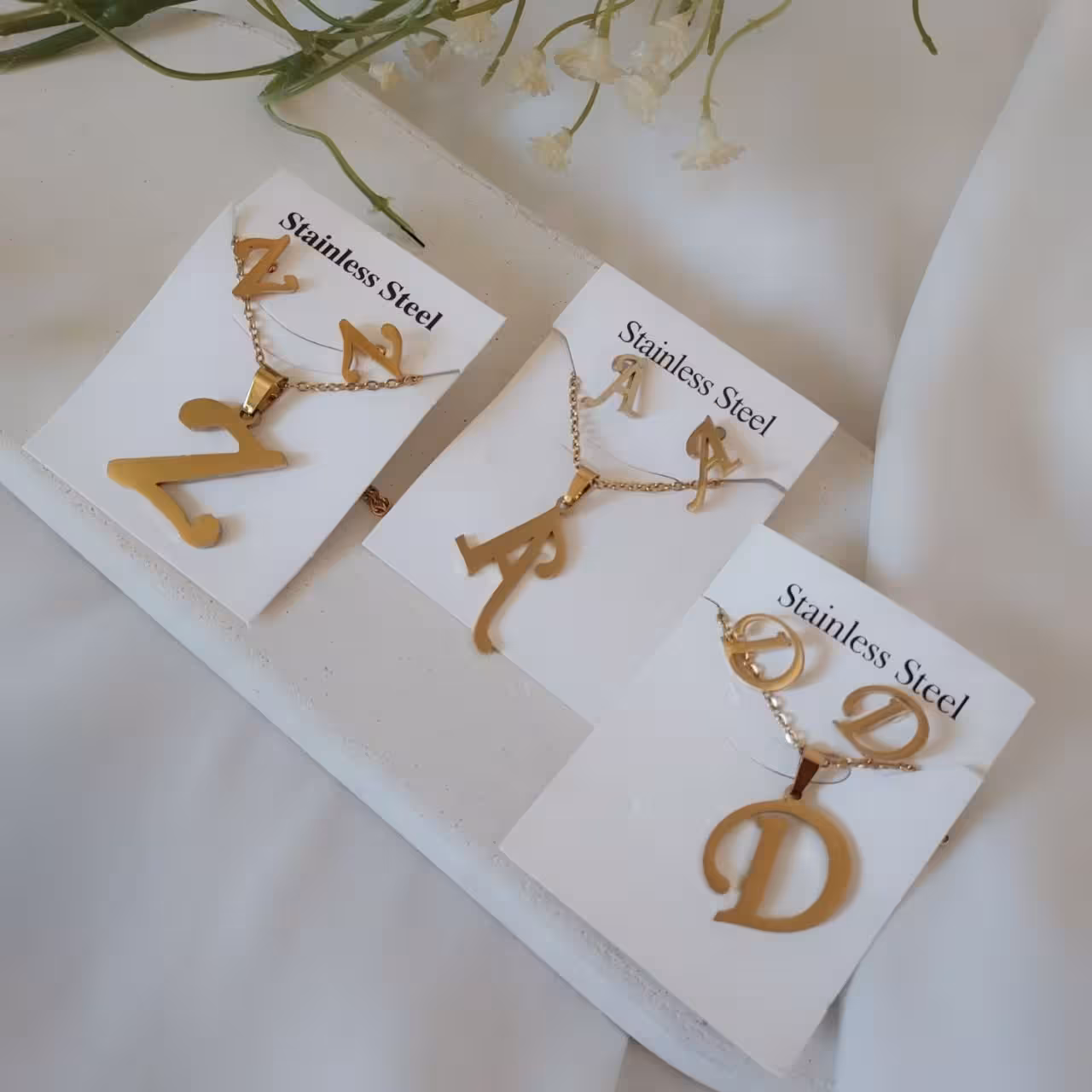 نیمست حروف طرح طلا. کد242838. استیل. رنگ ثابت. بهمراه زنجیر
16