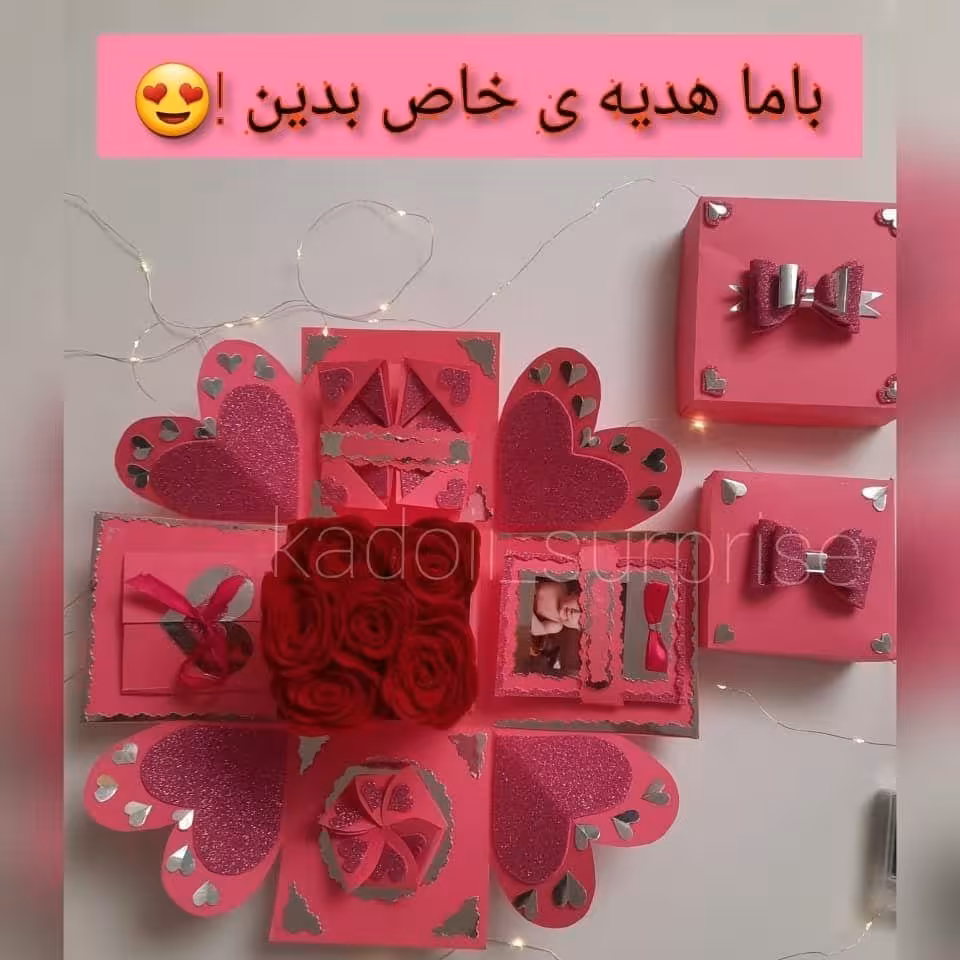 باکس سوپرایز صورتی همراه با عکسها و گل نمدی