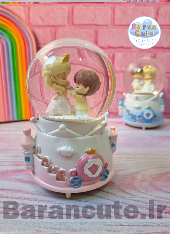 گوی موزیکال پمپی برفی چراغ دار سایز بزرگ طرح دختر و پسر و حلقه