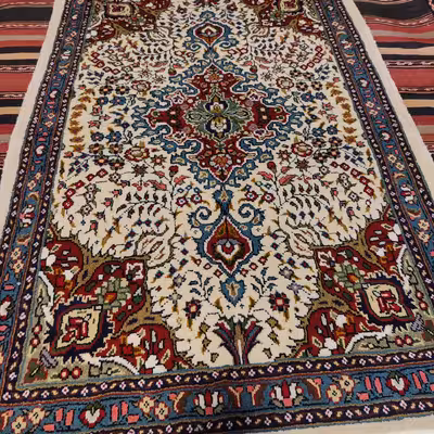 فرش دستبافت یک و نیم  متری طرح ترنج کد SH 95