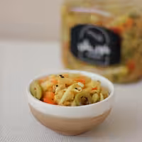 ترشی مکزیکی خانگی ، تهیه شده از سرکه خانگی ، ادویه جات تازه سائیده شده و مواد درجه یک - در بسته بندیِ 350 گرمی 