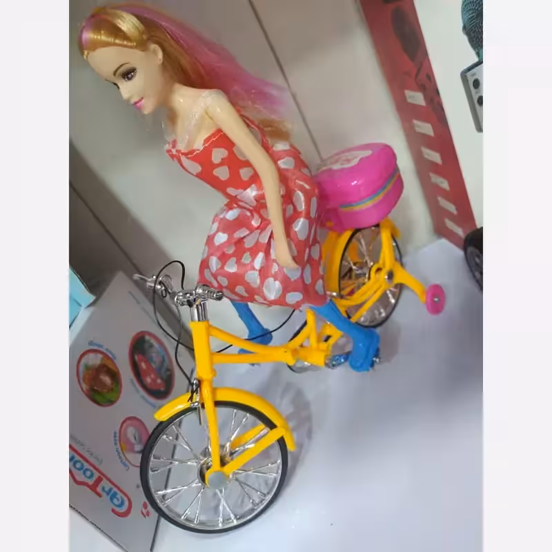 دختر دوچرخه سوار باطری خور حرکتی بسیار خوشگل