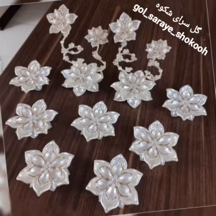 هفت سین گل کریستالی به همراه یک جفت شمعدان گل کریستالی زیبا (استند دو کاره)، مجموعه 9 عددی، رنگ صدفی-لب طلایی.