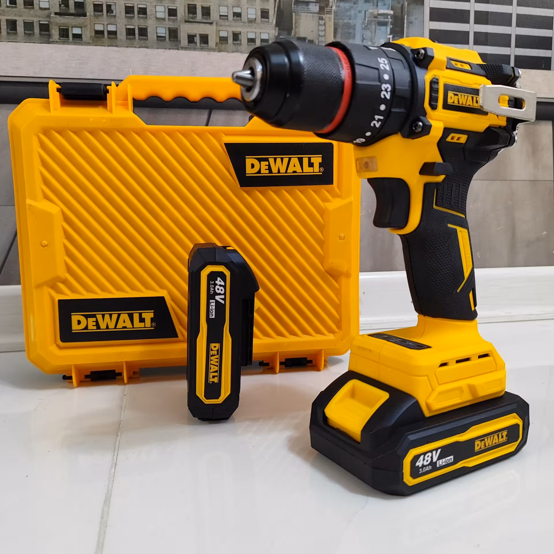دریل شارژی صنعتی دیوالت 48 ولت دوباتری موتور براشلس سه نظام فلزی اتومات دیوالت DEWALT  مدل M48 با لوازم کامل و کیف