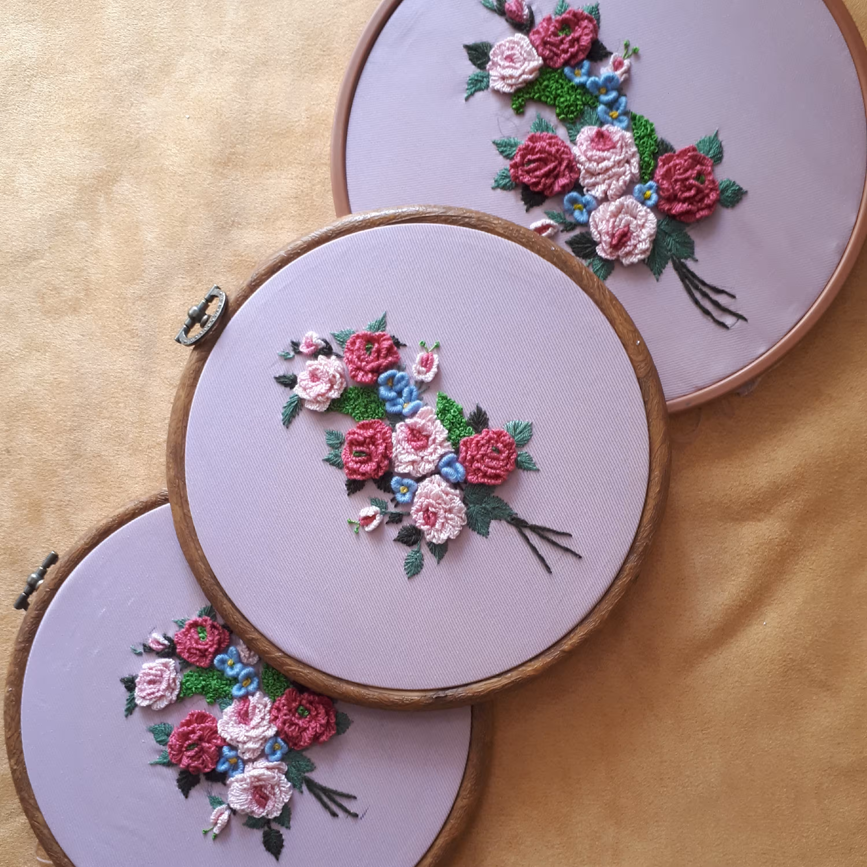 دیوارکوب گلدوزی شده بادست