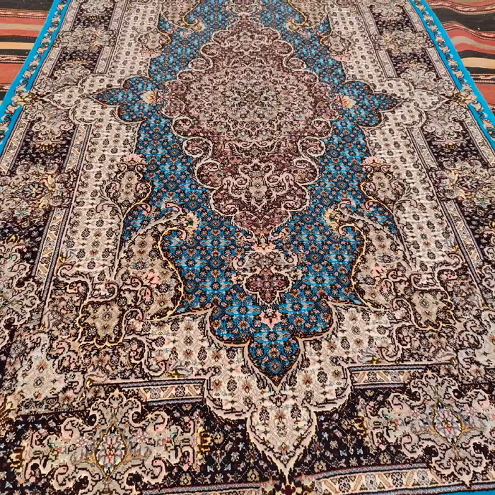 فرش دستبافت یک و نیم متری طرح سالاری تبریز کد SH 97