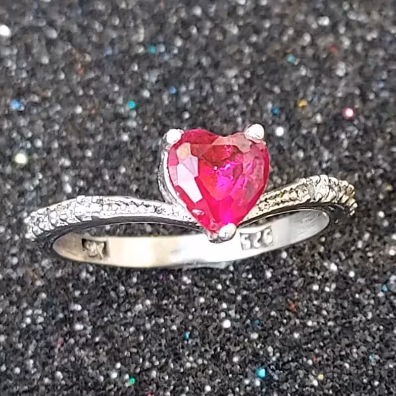 انگشتر نقره زنانه یاقوت صورتی سنتتیک طرح قلب ظریف آقابزرگ کد 567