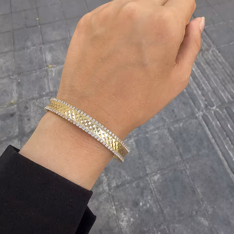 دستبند بنگل نگین دار کد 01