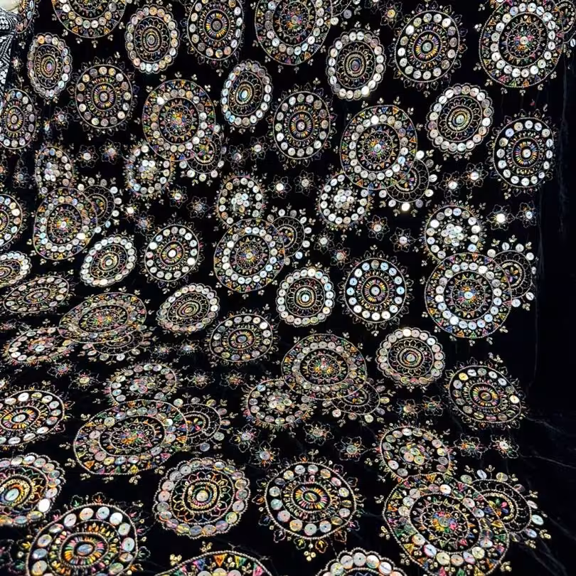 پارچه مخمل 9 هزار سوزندوزی زمینه مشکی